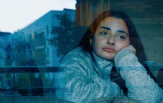 Historias del buen valle. Reflejo chica ventana. estrellamillansanjuan.es