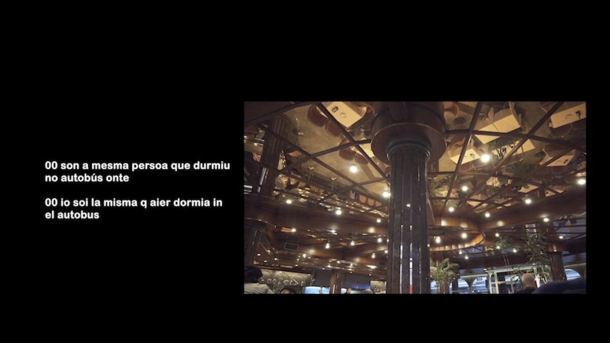 Reflejo techo cafetería Manhattan. Rótulos en gallego y el neolenguaje de Seles. Gallega universal. Lucía Seles. estrellamillansanjuan.es