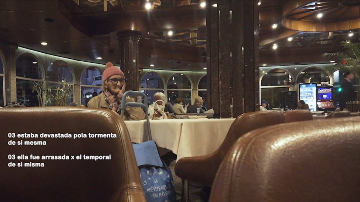 Plano final con anciana. Cafetería Manhattan. A Coruña. Gallega universal. Lucía Seles. estrellamillansanjuan.es