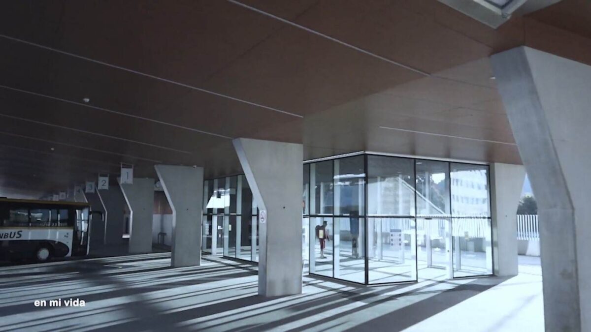 Cristalera de estación de autobuses. Gallega universal. Lucía Seles. estrellamillansanjuan.es