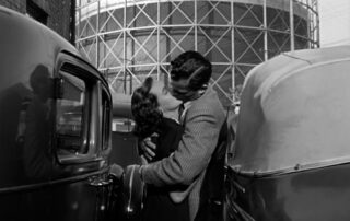 Beso entre coches de Fred y Peggy. Los mejores años de nuestra vida.