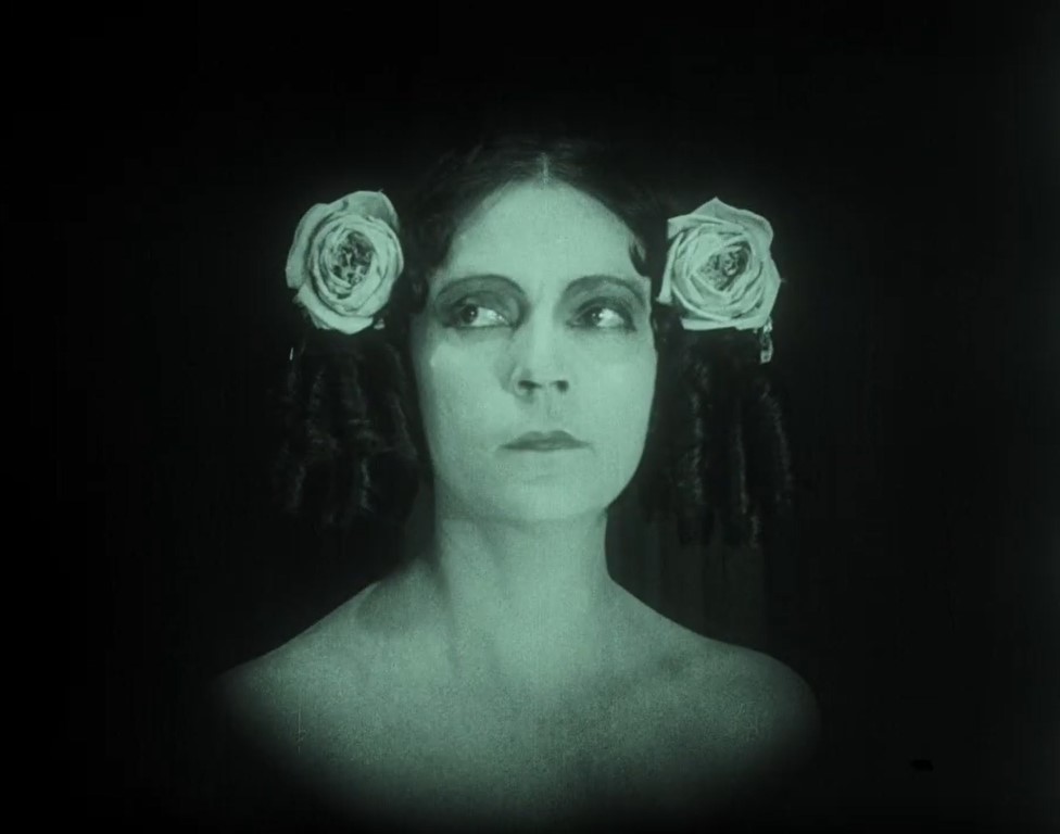 Vanina (Asta Nielsen) iluminada de blanco y enamorada del revolucionario Octavio. VANINA (1922). Arthur von Gerlach. estrellamillansanjuan.es