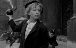 Lili, la hermana anarquista lanzando una bomba en un atentado contra el ministro. MI SIGLO XX. Ildikó Enyedi. estrellamillansanjuan.es