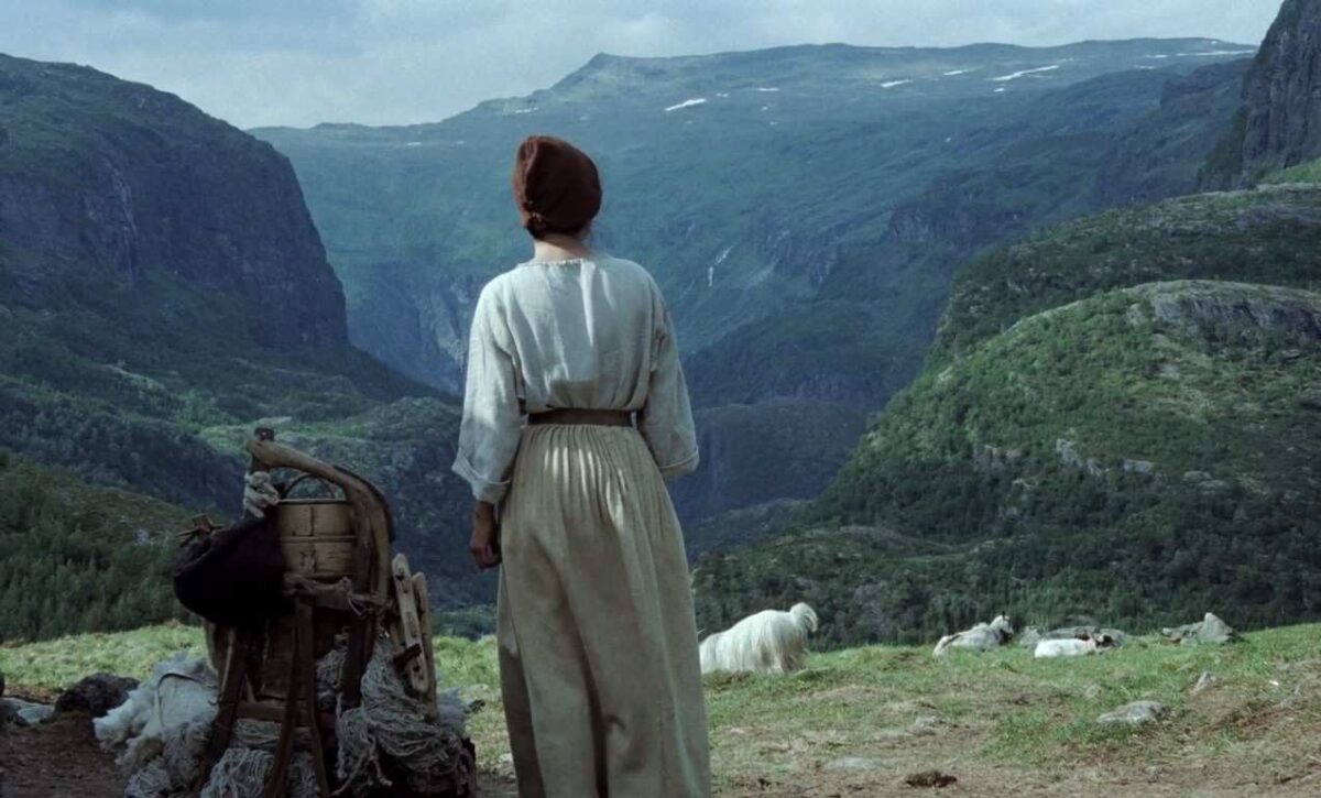 Paisaje noruego con la mujer en plano dorsal en Caza de brujas de Anja Breien. ANJA BREIEN. estrellamillansanjuan.es