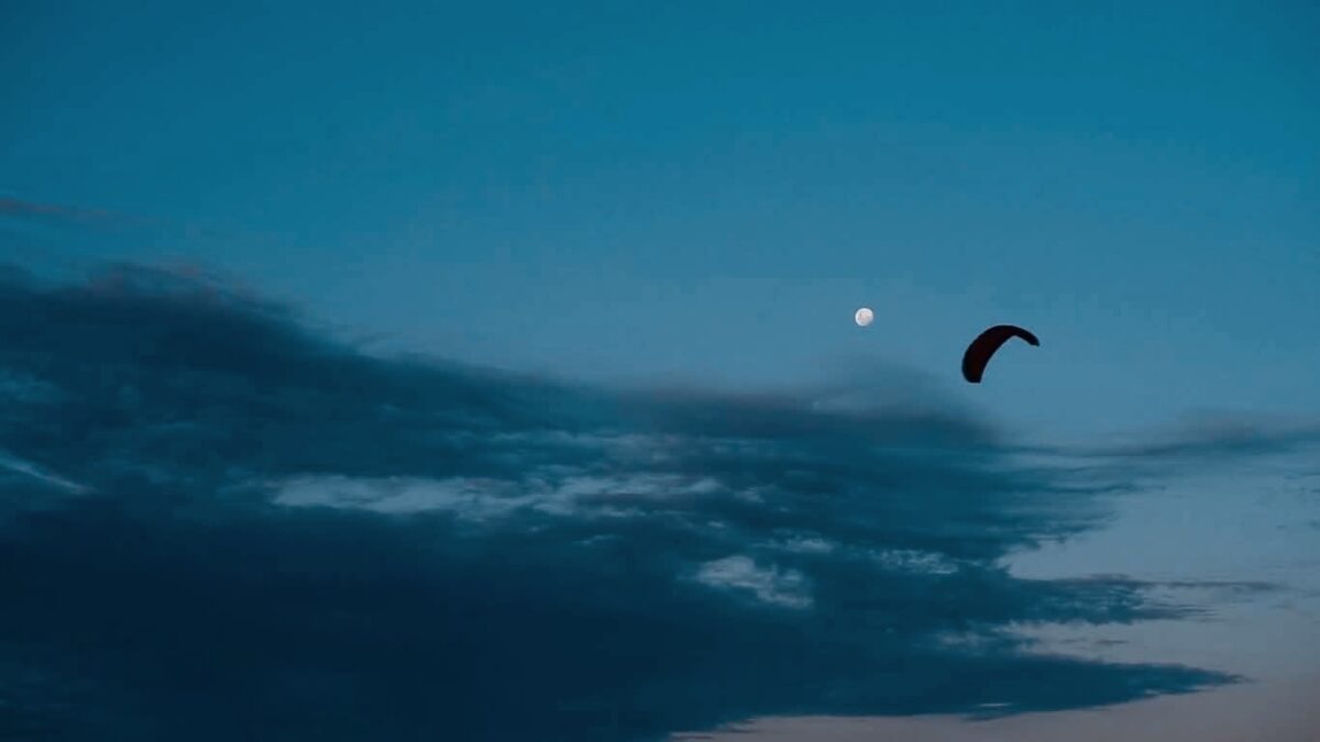 Esperando a Mar. Jorge Peña Martín. Cometa y luna en Florianópolis. estrellamillansanjuan.es