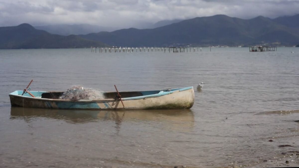 Esperando a Mar. Jorge Peña Martín. Canoa de pesca en el mar de Florianópolis. estrellamillansanjuan.es
