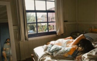 Esperando a Mar. Jorge Peña Martín. Madre acariciando barriga en habitación. estrellamillansanjuan.es