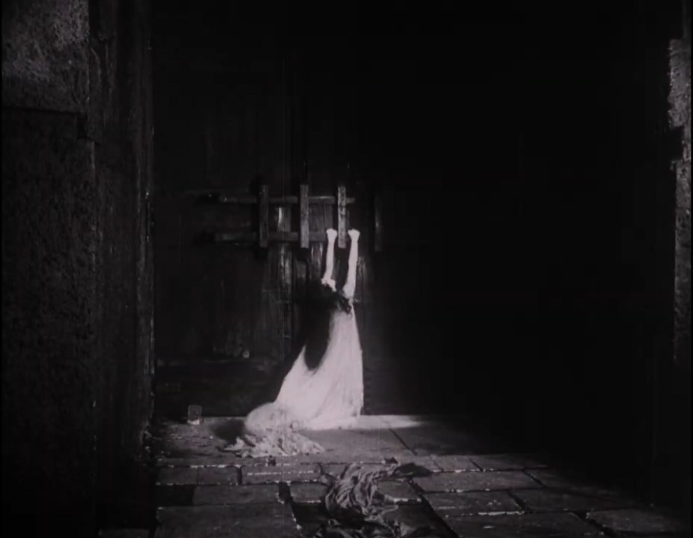 Desgarro e impotencia de Vanina al final de la película. Agarra el cerrojo de la puerta. VANINA (1922). Arthur von Gerlach. estrellamillansanjuan.es