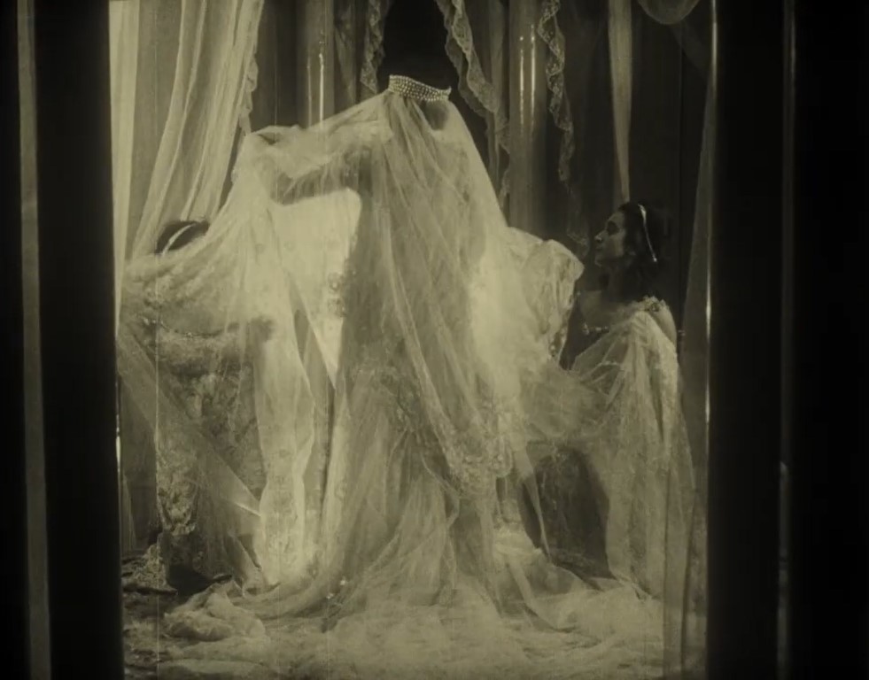 Vanina de blanco preparándose para la fugaz boda con Octavio. VANINA (1922). Arthur von Gerlach. estrellamillansanjuan.es