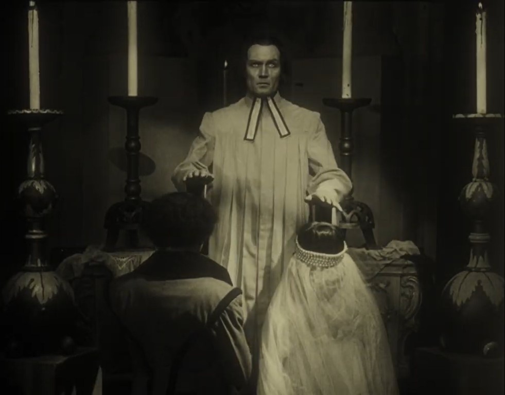 Sacerdote (Bernhard Goetzke) oficiando la boda. Solemnidad y claroscuro. VANINA (1922). Arthur von Gerlach. estrellamillansanjuan.es