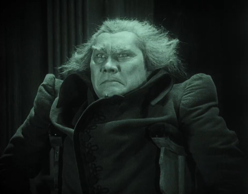 El gobernador (Paul Wegener) con su rostro colérico y actitud pétrea. VANINA (1922). Arthur von Gerlach. estrellamillansanjuan.es