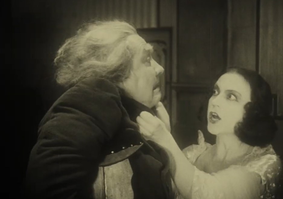 Vanina enfadada agarra a su padre por el cuello. VANINA (1922). Arthur von Gerlach. estrellamillansanjuan.es