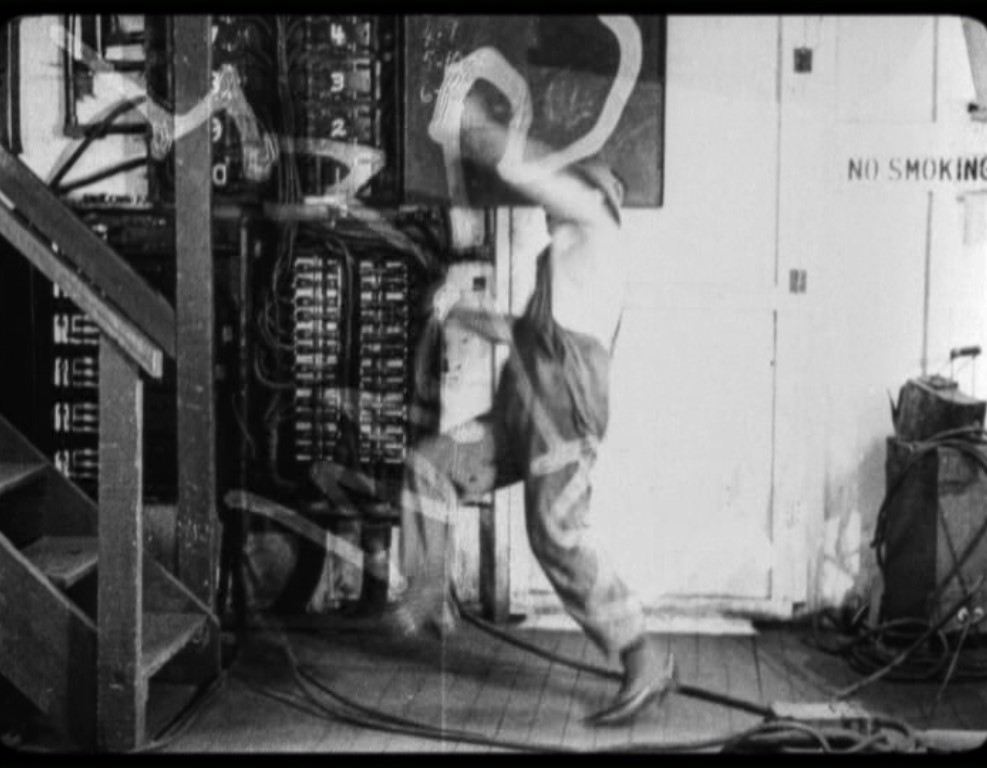 Tweedie-Dan teniendo un calambrazo en el estudio de rodaje. Líneas "onomatopéyicas" pintadas en el celuloide. YOU'RE NEXT. Marcel Perez. estrellamillansanjuan.es