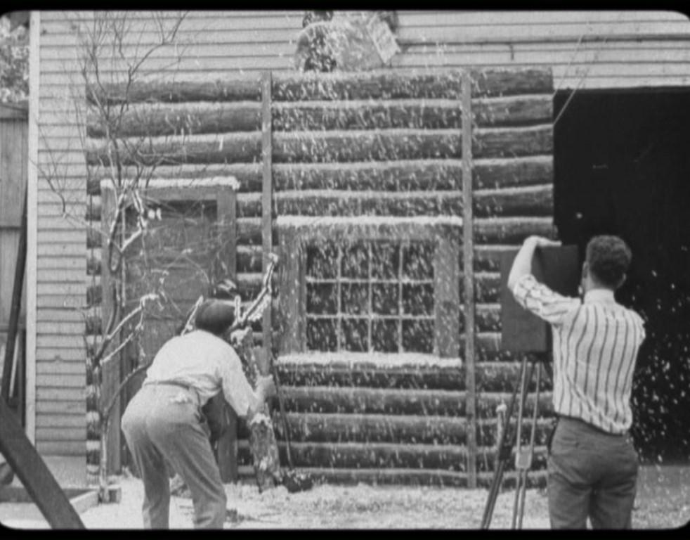 Tweedie-Dan echando nieve en un set de rodaje. YOU'RE NEXT. Marcel Perez. estrellamillansanjuan.es