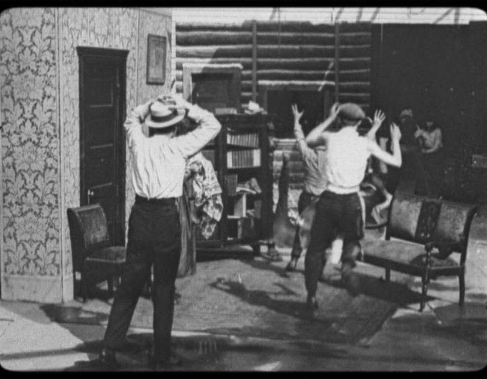 Estropicio en distintos sets de rodaje por persecuciones a Tweedie-Dan. YOU'RE NEXT. Marcel Perez. estrellamillansanjuan.es 