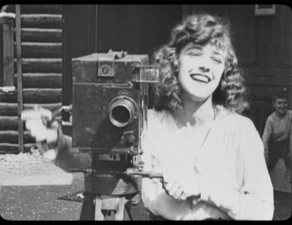 Dorothy Earle grabando persecuciones reales a Tweedie-Dan en set de rodaje. YOU'RE NEXT. Marcel Perez. estrellamillansanjuan.es 