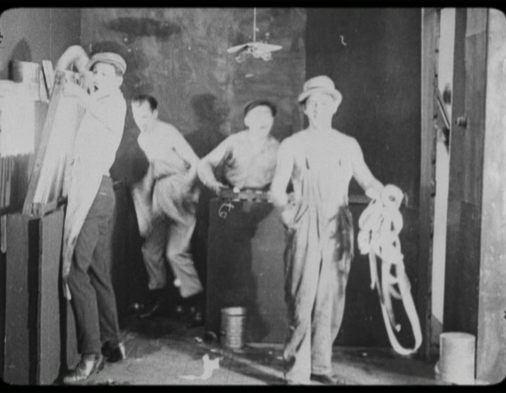 Tweedie-Dan entrando al laboratorio de revelado encendiendo la luz y velando el celuloide. YOU'RE NEXT. Marcel Perez. estrellamillansanjuan.es