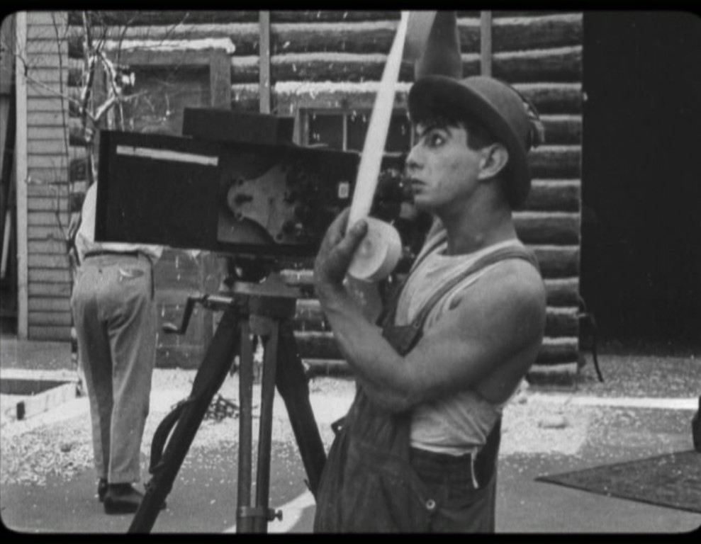 Tweedie-Dan sacando el celuloide de una cámara Pathé Studio. YOU'RE NEXT. Marcel Perez. estrellamillansanjuan.es