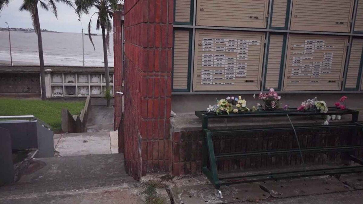 Cementerio del Buceo frente al mar. Montevideo. NOCTURNOS DE MONTEVIDEO DE MÍ MISMA (2026). Lucía Seles. estrellamillansanjuan.es