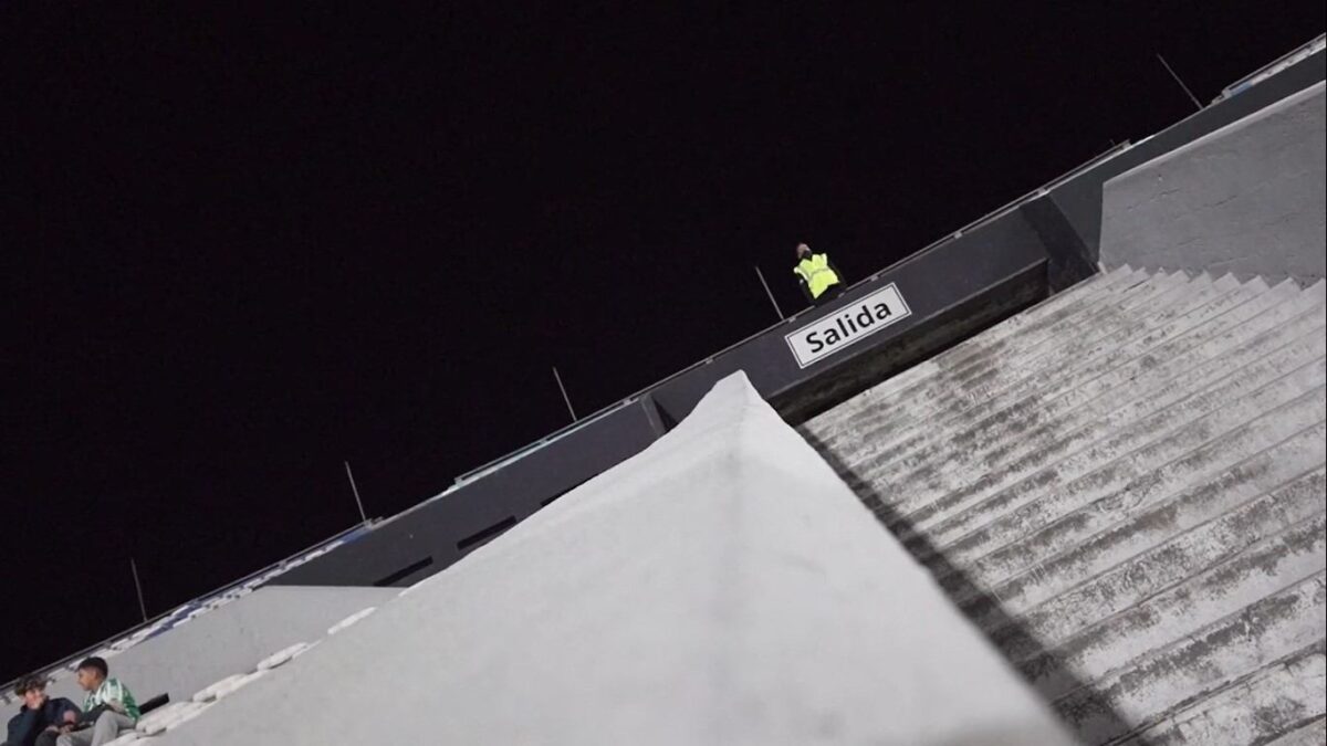 Plano aberrante en estadio de fútbol. Vigilante solitario. NOCTURNOS DE MONTEVIDEO DE MÍ MISMA (2026). Lucía Seles. estrellamillansanjuan.es