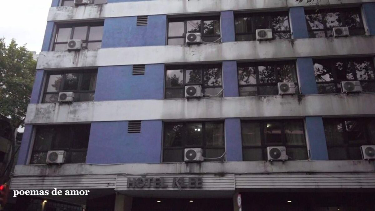 Fachada Hotel Klee Montevideo con sus aires acondicionados. NOCTURNOS DE MONTEVIDEO DE MÍ MISMA (2026). Lucía Seles. estrellamillansanjuan.es