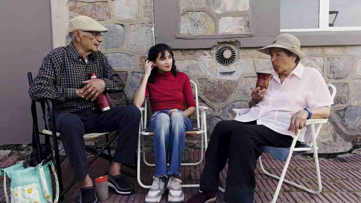 Nieta y abuelos. Mujeres de Tandil 1 (Niñas 3). Gonzalo García-Pelayo. estrellamillansanjuan.es