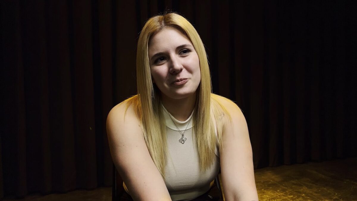 Chica rubia entrevista, simulación ficción trío. Mujeres de Tandil 1 (Niñas 3). Gonzalo García-Pelayo. estrellamillansanjuan.es