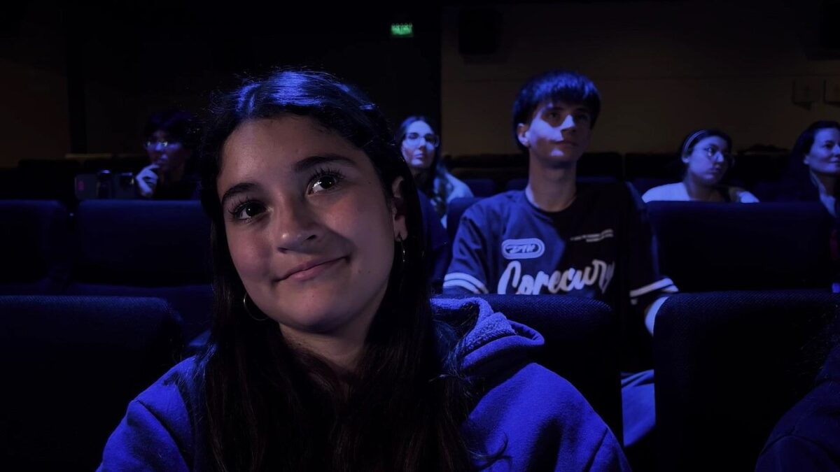 Chica mirando su grabación del casting. Metacine. Mujeres de Tandil 1 (Niñas 3). Gonzalo García-Pelayo. estrellamillansanjuan.es