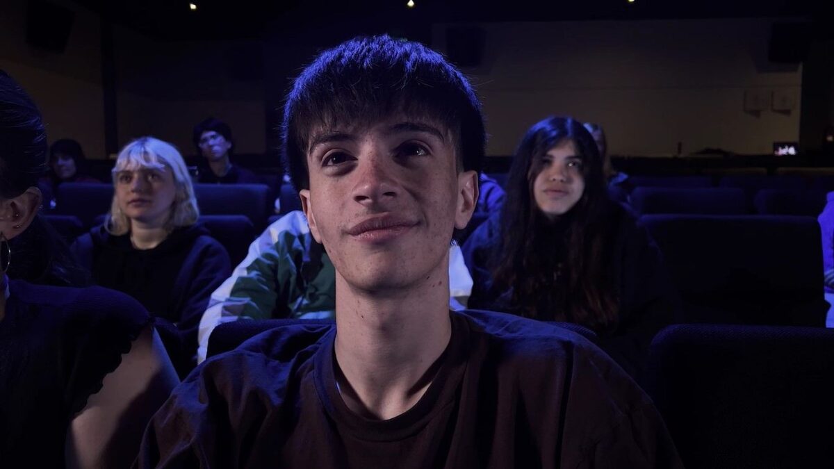 Chico mirando la grabación del casting. Metacine. Mujeres de Tandil 1 (Niñas 3). Gonzalo García-Pelayo. estrellamillansanjuan.es