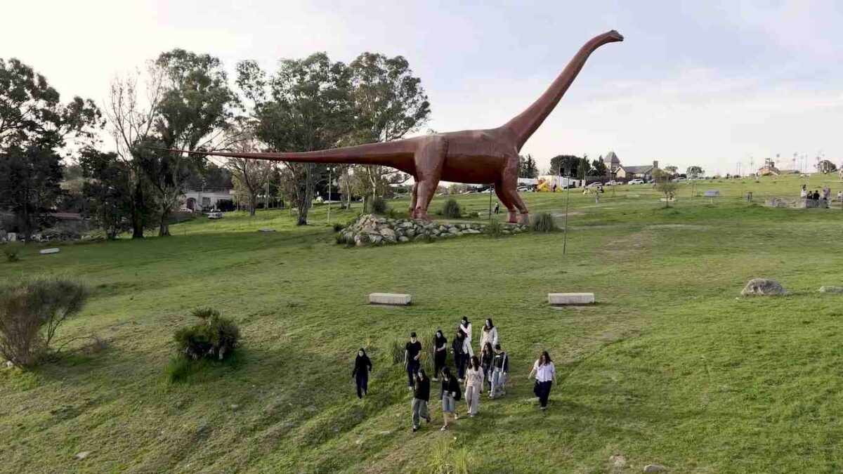 Dinosaurio del Parque del Origen en Tandil, provincia de Buenos Aires. Mujeres de Tandil 1 (Niñas 3). Gonzalo García-Pelayo. estrellamillansanjuan.es