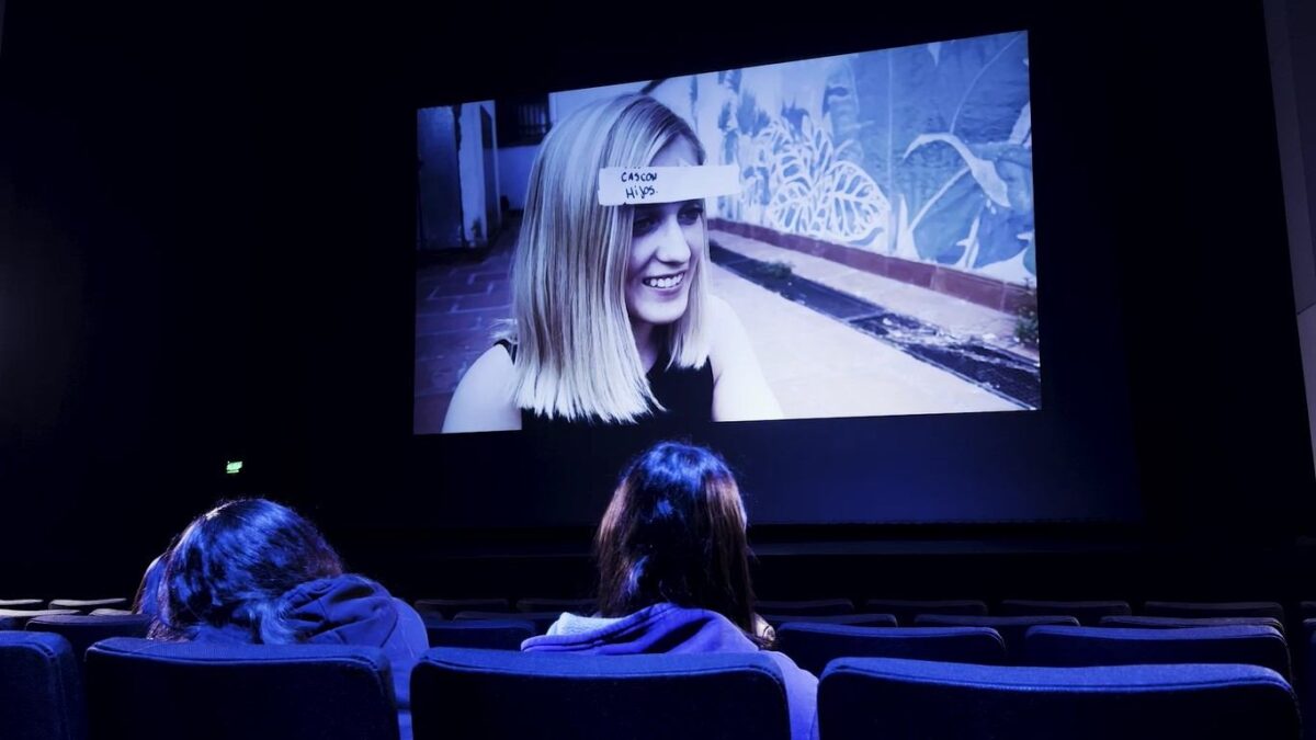 Chicas mirando pantalla de sus grabaciones en el casting. Metacine. Mujeres de Tandil 1 (Niñas 3). Gonzalo García-Pelayo. estrellamillansanjuan.es