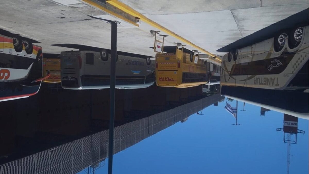 Terminal de transporte Tres Cruces en Montevideo. NOCTURNOS DE MONTEVIDEO DE MÍ MISMA (2026). Lucía Seles. estrellamillansanjuan.es