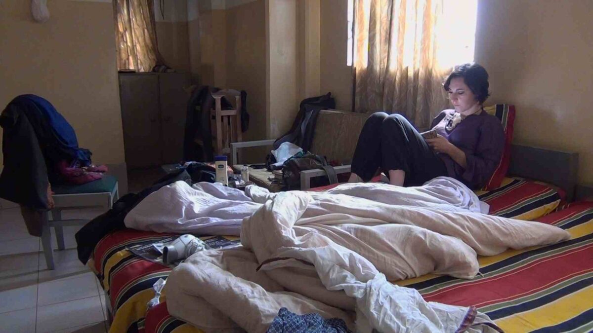 Lola Martínez Rojo en la cama en la India. El milagro (2026). David Varela. estrellamillansanjuan.es