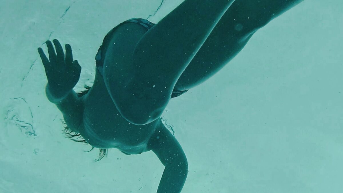 Lucía Varela en la piscina. El milagro (2026). David Varela. estrellamillansanjuan.es