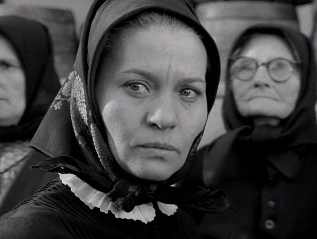Márta Mészáros. El cine honesto y rebelde. LA MUCHACHA (1968) 27 La madre de Erzsi la observa con mirada triste durante el baile en primer plano. ELTÁVOZOTT NAP (The Girl o La muchacha, 1968)