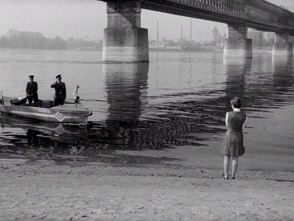 Márta Mészáros. El cine honesto y rebelde. LA MUCHACHA (1968) 29 Escena puente, zambullida chico y llegada de la policía. Multa.ELTÁVOZOTT NAP (The Girl o La muchacha, 1968)