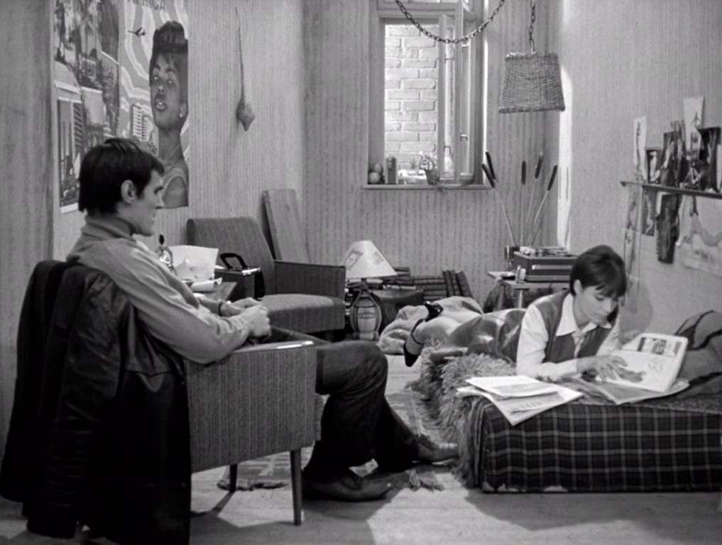 Márta Mészáros. El cine honesto y rebelde. LA MUCHACHA (1968) 30 Erzsi con un amante en su habitación escuchando música pop. ELTÁVOZOTT NAP (The Girl o La muchacha, 1968)
