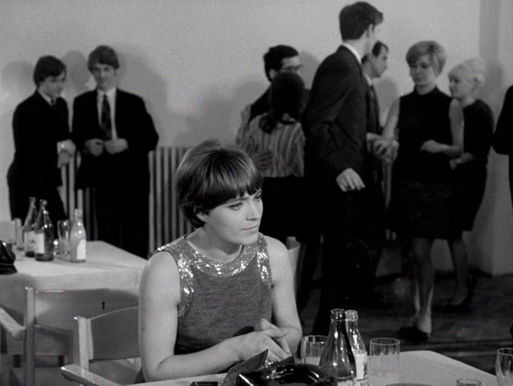 Márta Mészáros. El cine honesto y rebelde. LA MUCHACHA (1968) 31 Escena baile final, Erzsi con mirada melancólica es observada por muchos hombres. ELTÁVOZOTT NAP (The Girl o La muchacha, 1968)