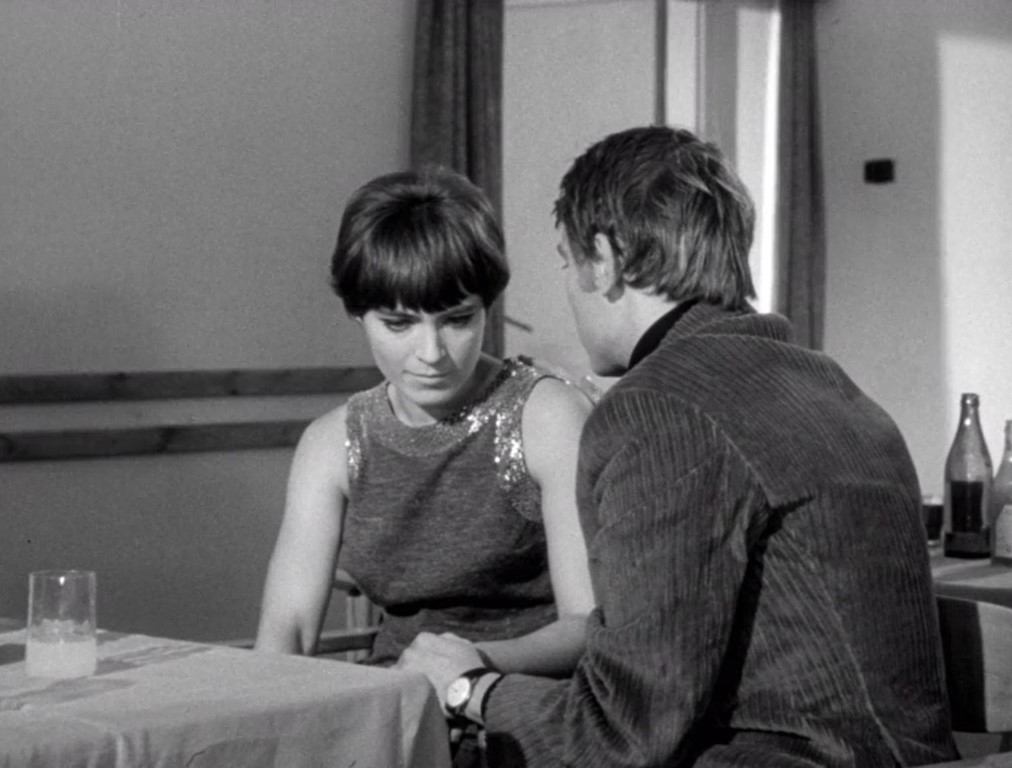 Márta Mészáros. El cine honesto y rebelde. LA MUCHACHA (1968) 32 Erzsi con su mirada triste tras besarse con un chico en el baile. ELTÁVOZOTT NAP (The Girl o La muchacha, 1968)