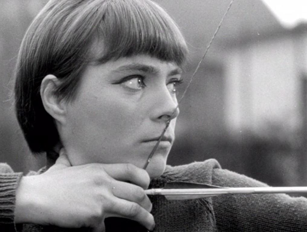 Márta Mészáros. El cine honesto y rebelde. LA MUCHACHA (1968) 21 Kati Kovacz tirando con arco al inicio de la película. ELTÁVOZOTT NAP (The Girl o La muchacha, 1968)