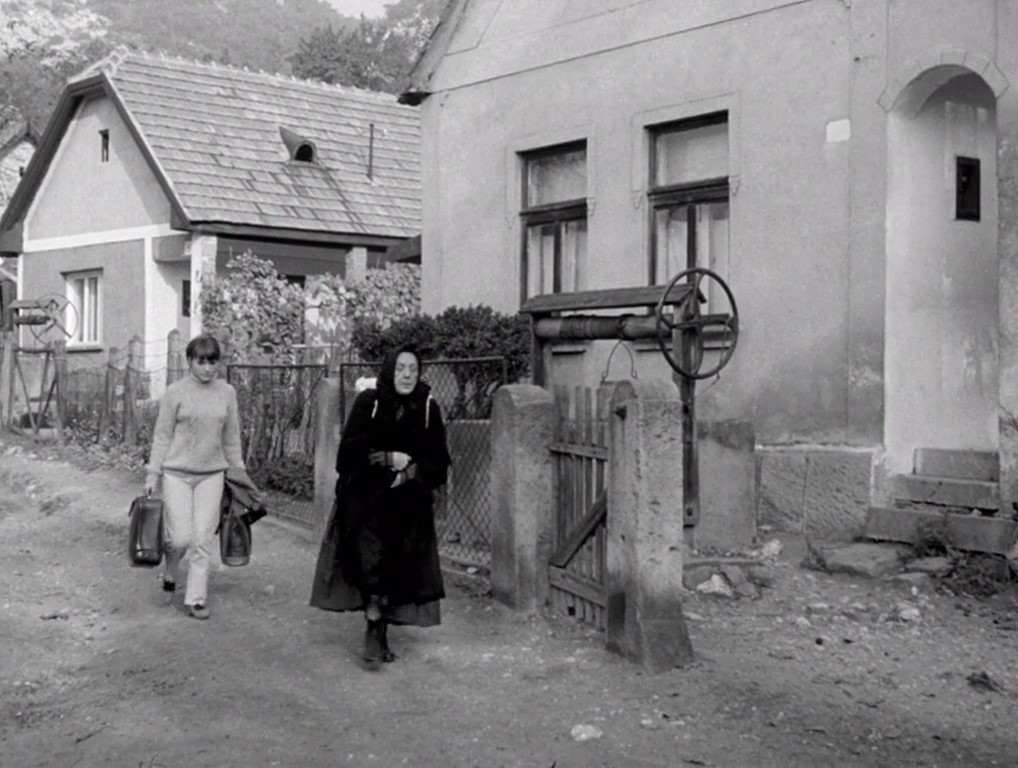 Márta Mészáros. El cine honesto y rebelde. LA MUCHACHA (1968) 22 Contraste, Erzsi con ropa moderna y mujer rural con ropa antigua de negro. ELTÁVOZOTT NAP (The Girl o La muchacha, 1968)