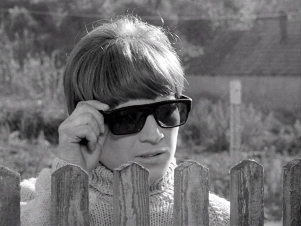 Márta Mészáros. El cine honesto y rebelde. LA MUCHACHA (1968) 23 Erzsi con gafas de sol llega a ver a su madre. ELTÁVOZOTT NAP (The Girl o La muchacha, 1968)