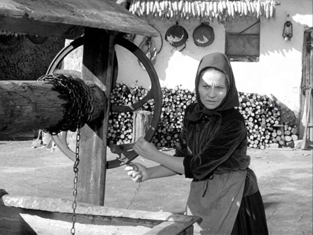 Márta Mészáros. El cine honesto y rebelde. LA MUCHACHA (1968) 24 La madre de Erzsi sacando agua del pozo se sorprende al ver al llegar. ELTÁVOZOTT NAP (The Girl o La muchacha, 1968)