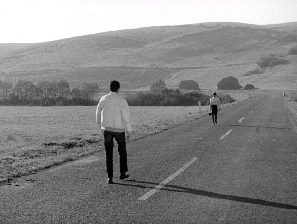 Márta Mészáros. El cine honesto y rebelde. LA MUCHACHA (1968) 25 Erzsi en carretera es observada por un chico. ELTÁVOZOTT NAP (The Girl o La muchacha, 1968)
