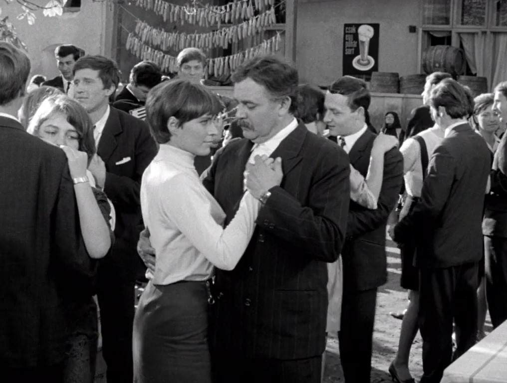 Márta Mészáros. El cine honesto y rebelde. LA MUCHACHA (1968) 26 Baile popular. Erzsi con el marido de su madre. ELTÁVOZOTT NAP (The Girl o La muchacha, 1968)