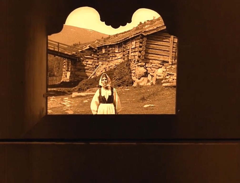 FANTE-ANNE (Gypsy Anne, 1920). El nacimiento de la identidad del cine noruego 7 Esposa de Haldor enmarcada en ventana. Fante-Anne (Gypsy Anne, 1920). Rasmus Breistein. estrellamillansanjuan.es