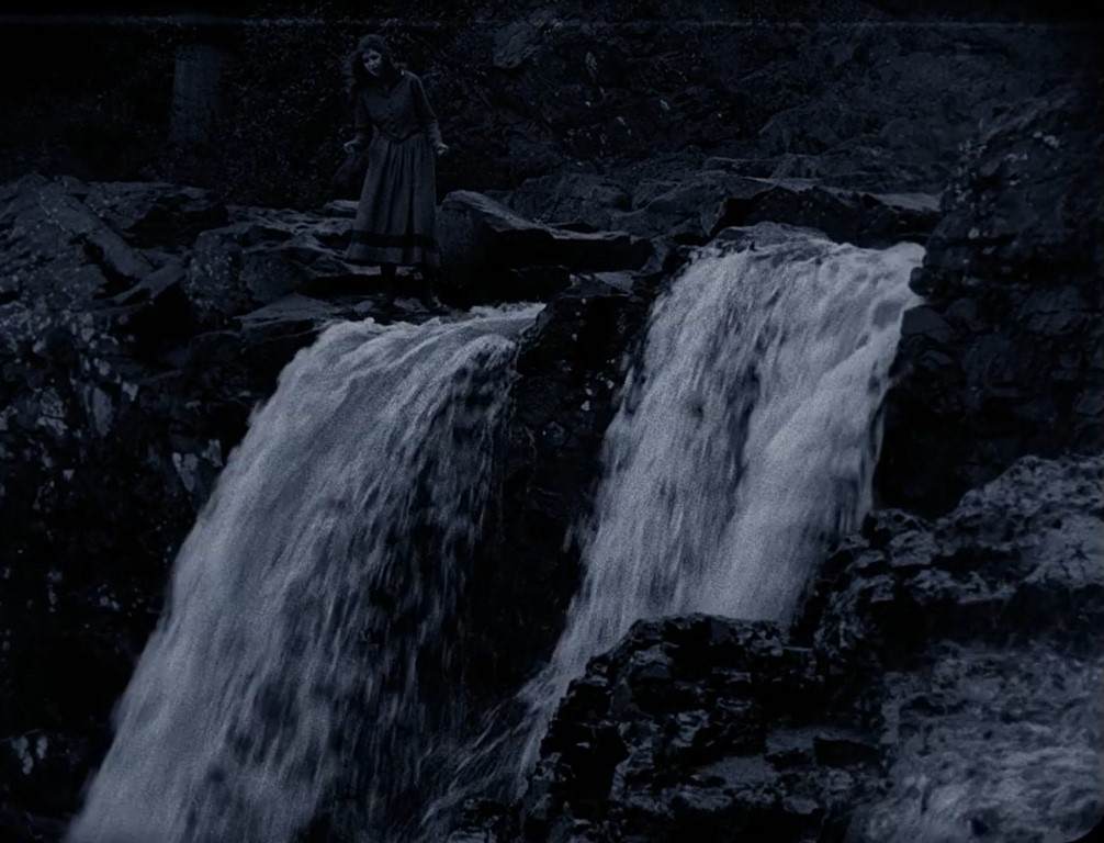 FANTE-ANNE (Gypsy Anne, 1920). El nacimiento de la identidad del cine noruego 15 Anne en una catarata en el río. Fante-Anne (Gypsy Anne, 1920). Rasmus Breistein. estrellamillansanjuan.es