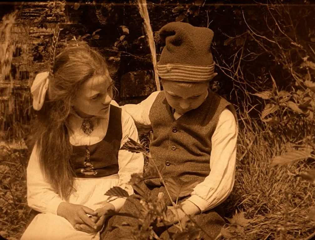 FANTE-ANNE (Gypsy Anne, 1920). El nacimiento de la identidad del cine noruego 2 Los niños Anne y Haldor, cariñosos en Fante-Anne (Gypsy Anne, 1920). Rasmus Breistein. estrellamillansanjuan.es