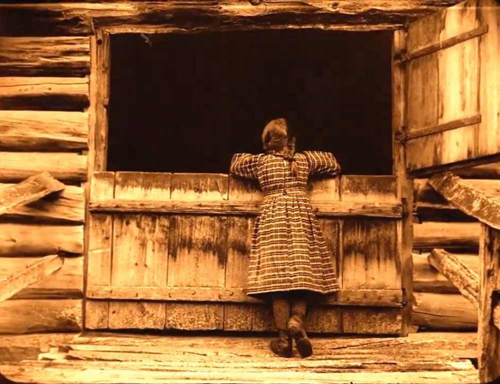 FANTE-ANNE (Gypsy Anne, 1920). El nacimiento de la identidad del cine noruego 3 Anne de niña buscando a Jon. Marco puerta. Fante-Anne (Gypsy Anne, 1920). Rasmus Breistein. estrellamillansanjuan.es