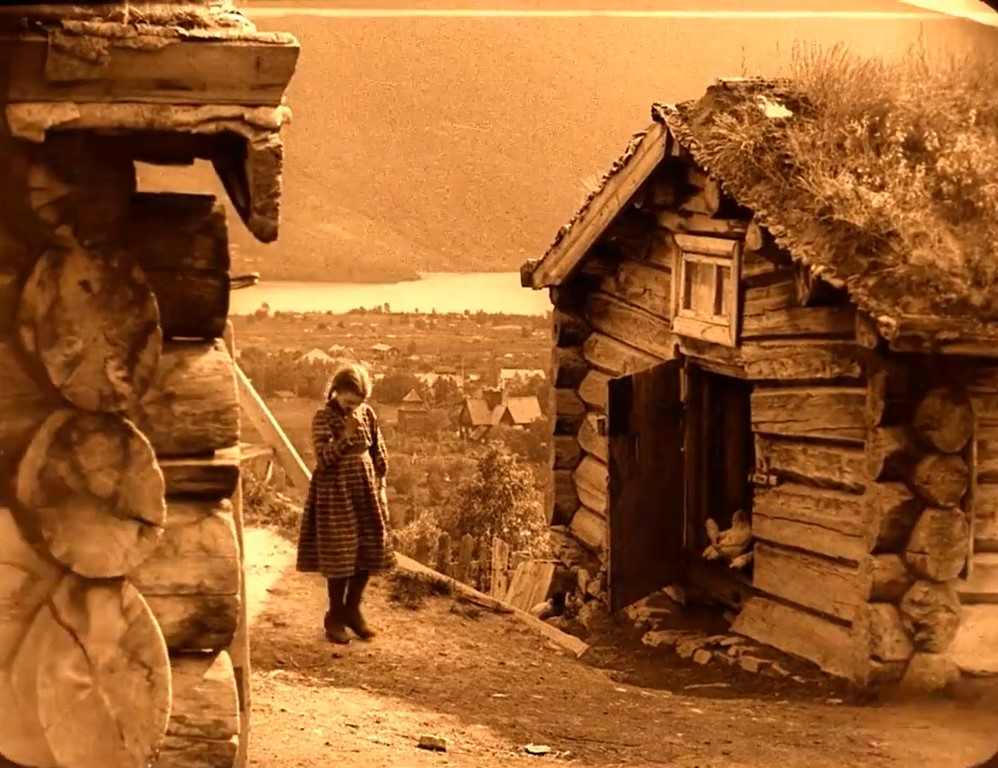 FANTE-ANNE (Gypsy Anne, 1920). El nacimiento de la identidad del cine noruego 4 Anne triste por el rechazo de su madrastra. Opresión entre dos cabañas. Fante-Anne (Gypsy Anne, 1920). Rasmus Breistein. estrellamillansanjuan.es